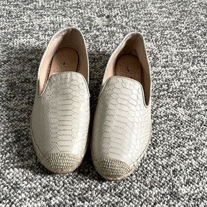Like new Women’s Vince Camuto Size 7 Beige Faux Snake Skin Leather Flat Loafer